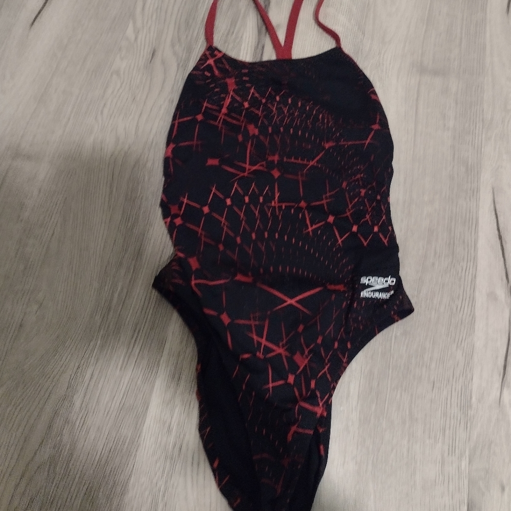 Speedo Endurance Size 28 black and red